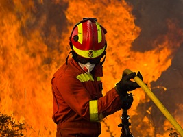 Miembro de la UME interviniendo en un incendio forestal