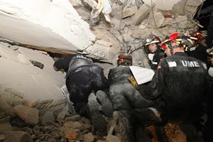 Personal de la UME rescatando sobrevivientes luego de un terremoto