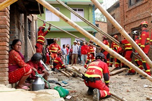 Personal de la UME en acción luego de terremoto en Nepal