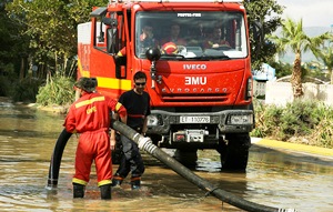 Personal de la UME prestando servicios luego de inundaciones