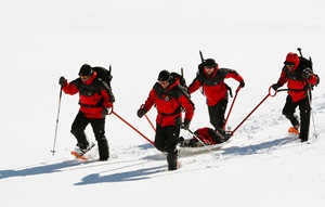 Rescatando un esquiador en nieve