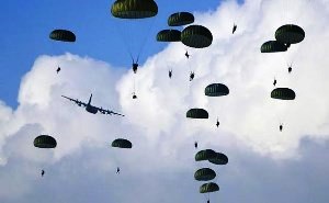 Otra vista de tropas saltando desde un C-130