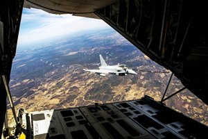 Otra vista de la operación de reabastecimiento en vuelo del Eurofighter