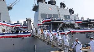 Los tripulantes del USS Carney desembarcan en Rota