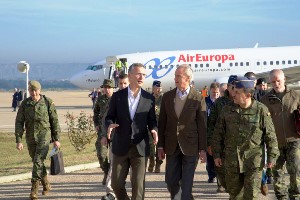 El Ministro de Defensa Pedro Morenés recibe al Secretario General de la OTAN Jens Stoltenberg, en la Base Aérea de Zaragoza