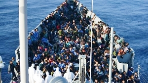 Inmigrantes en la cubierta de proa de la fragata Canarias