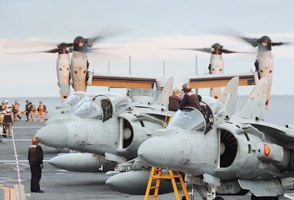 Parte del escuadrón de Ospreys puede verse detrás de los Harrier AV-8B