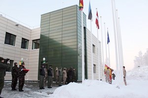 Izado de la bandera de España en la base aérea lituana de Siaulai
