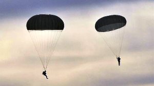 Paracaidistas participantes en el ejercicio