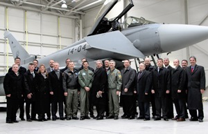 Foto de grupo en el hangar de los Eurofighter españoles