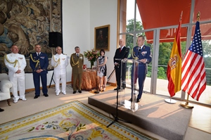 El general Ángel Valcárcel dirigiéndose a los invitados