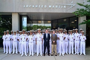 El grupo de Guardiamarinas que visitó las oficinas del la empresa Lockheed Martin