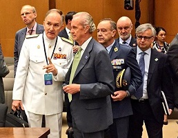 El Ministro de Defensa con autoridades españolas antes del inicio de las sesiones