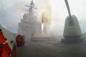 Lanzamiento de un misil desde la fragata Cristóbal Colón