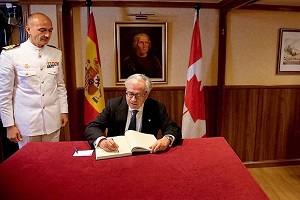 El Embajador de España en Canadá firmando el Libro de Honor del Buque