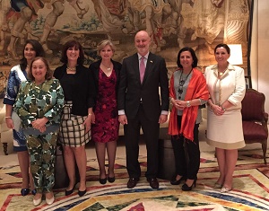 Esposas de los Agregados con el Embajador de España
