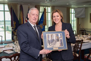 Ministra de Defensa y Secretario de Defensa con la foto conmemorativa