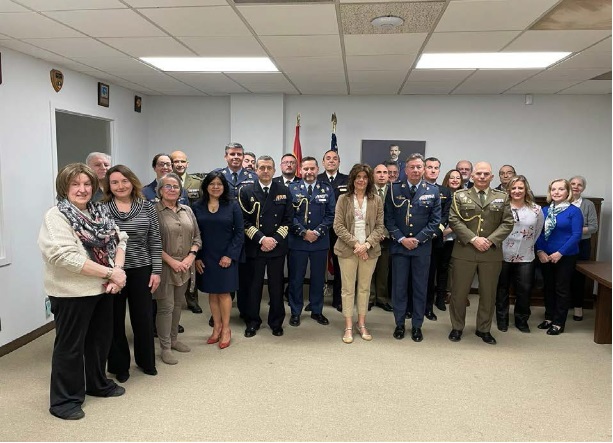 La Embajadora de España en los Estados Unidos con el personal de la Agregaduría de Defensa.