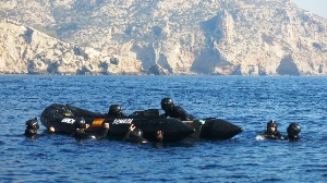 Equipo operativo de buceadores con embarcación tipo Zodiac