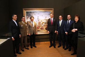 King Phillip and other personalities in front of the painting allusive to the Battle of Pensacola