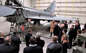 The Spanish Air Force commander tells guests about the mission just finished by his detachment