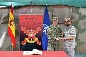 General Scaparotti gives a memento from SACEUr to the Chief of the Spanish Patriot unit