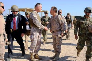 General Dunford greets the Spanish Contingent's Commander