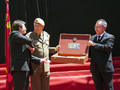 Entrega de la enseña nacional en la Plaza de España
