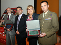 Entrega de placa al jefe del segundo batallón,