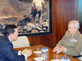 El consejero de Administración Pública, Pedro Tomás Nevado Batalla se entrevista con el  general Roldán