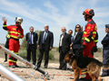 El Sr. Delegado del Gobierno en Aragón recibiendo una explicación por parte de un componente del equipo USAR del Batallón.