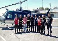 Personal de la UME junto a responsables de CONAF tras un vuelo de reconocimiento