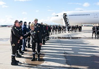Diversas autoridades civiles y militares recibieron al personal a pie de escalerilla del avión
