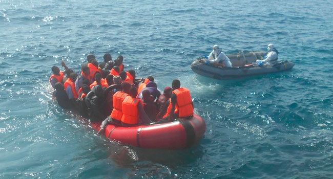 La Armada Española participa en el rescate de dos pateras en el Mar de Alborán