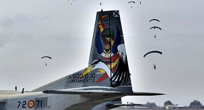 Salto masivo desde un A-400M para conmemorar el primer lanzamiento paracaidista del Ejército del Aire