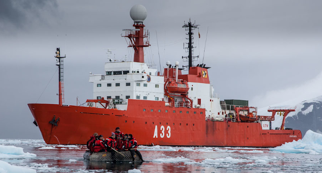 El ‘Hespérides’ navega hacia la Antártida