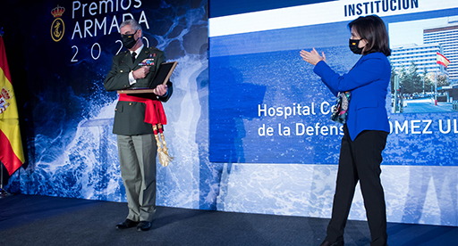 Margarita Robles ha entregado el premio especial al hospital ‘Gómez Ulla’ en reconocimiento a su dotación por la dedicación y solidaridad durante l...