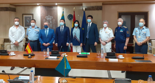 Reunión de la secretaria de Estado de Defensa con una delegación de Kazajistán