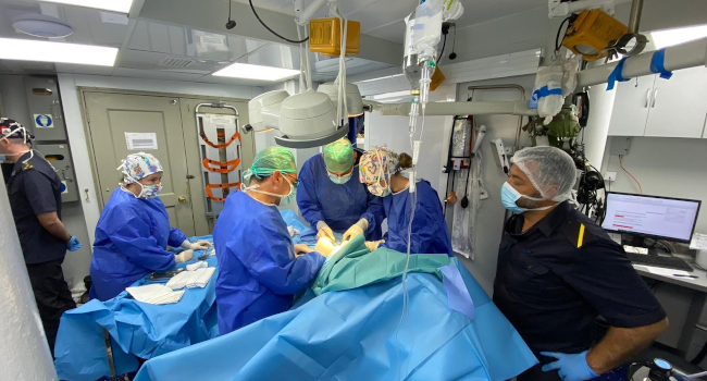 La operación se llevó a cabo con anestesia general gracias a que el buque lleva embarcado un ROLE 2, que cuenta con medios anestésico-quirúrgicos n...