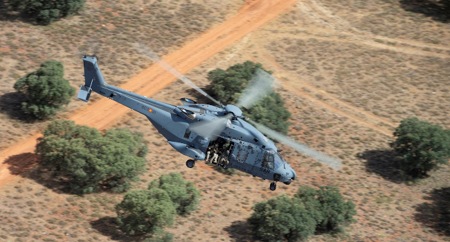Los NH90 Lobo han participado por primera vez, demostrando capacidades sobresalientes para el transporte táctico en condiciones de elevada temperat...