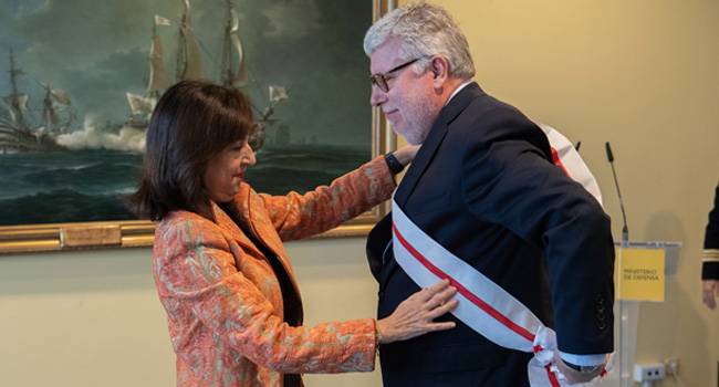 El embajador representante permanente de España ante la ONU recibe la Gran Cruz del Mérito Militar con distintivo blanco