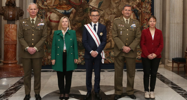 La SEDEF impone la Gran Cruz del Mérito Militar al secretario general de Administración Digital