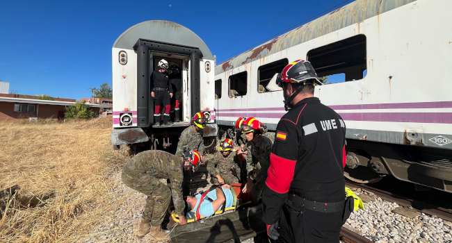 Personal sanitario de la UME forma a los alumnos de la Escuela Militar de Sanidad en un ejercicio con múltiples víctimas