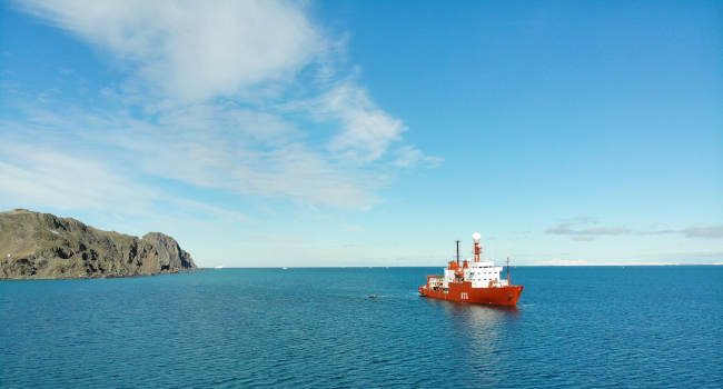 El ‘Hespérides’ navega hacia la Antártida