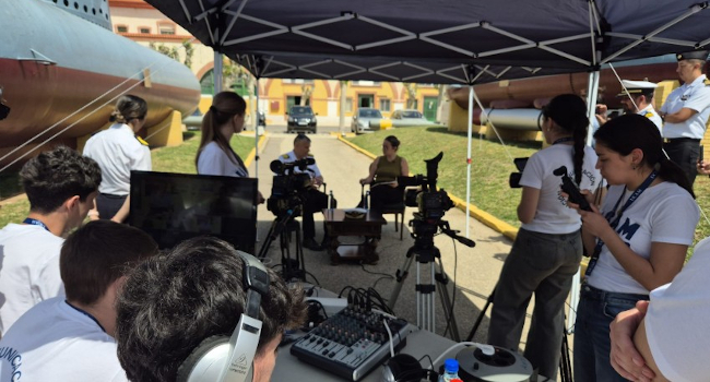 El accidente del submarino ficticio ‘New Siroco’ da la ocasión a militares y civiles de entrenarse en una situación de crisis; unos poniendo en prá...