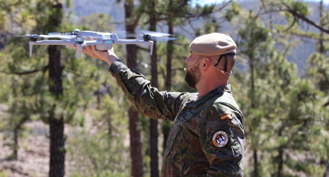 El dispositivo militar para la vigilancia y prevención de incendios forestales en Tenerife, cuenta este año con drones del Ejército de Tierra para ...