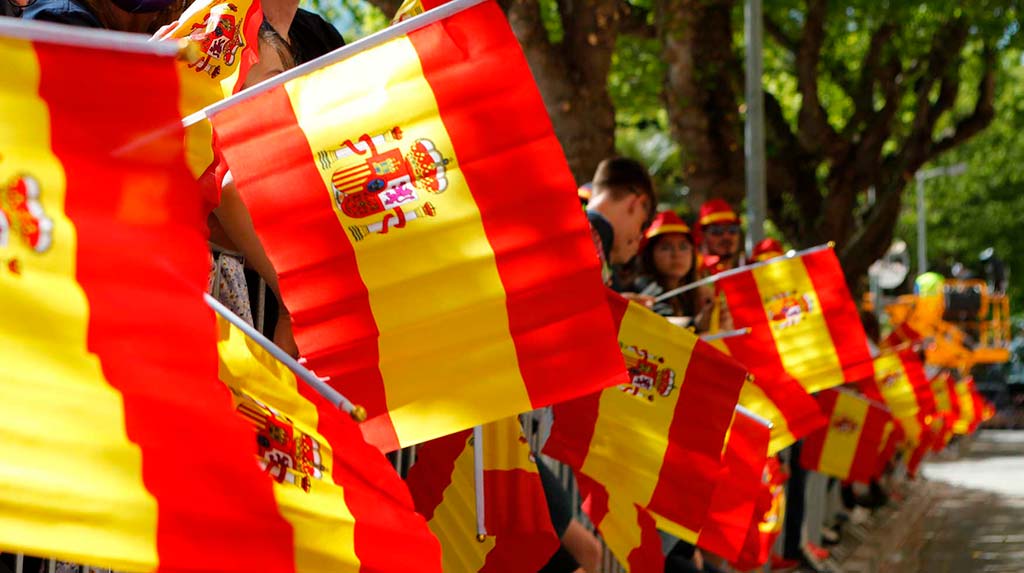 Público esperando el desfile militar con motivo del Día de la Fiesta Nacional Público esperando el desfile militar con motivo del DIFAS