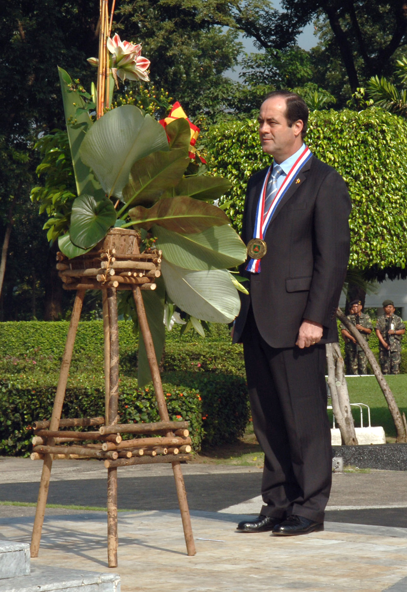 El ministro de Defensa, José Bono, es recibido con honores a su llegada al cementerio nacional de Héroes en Fort Bonifacio