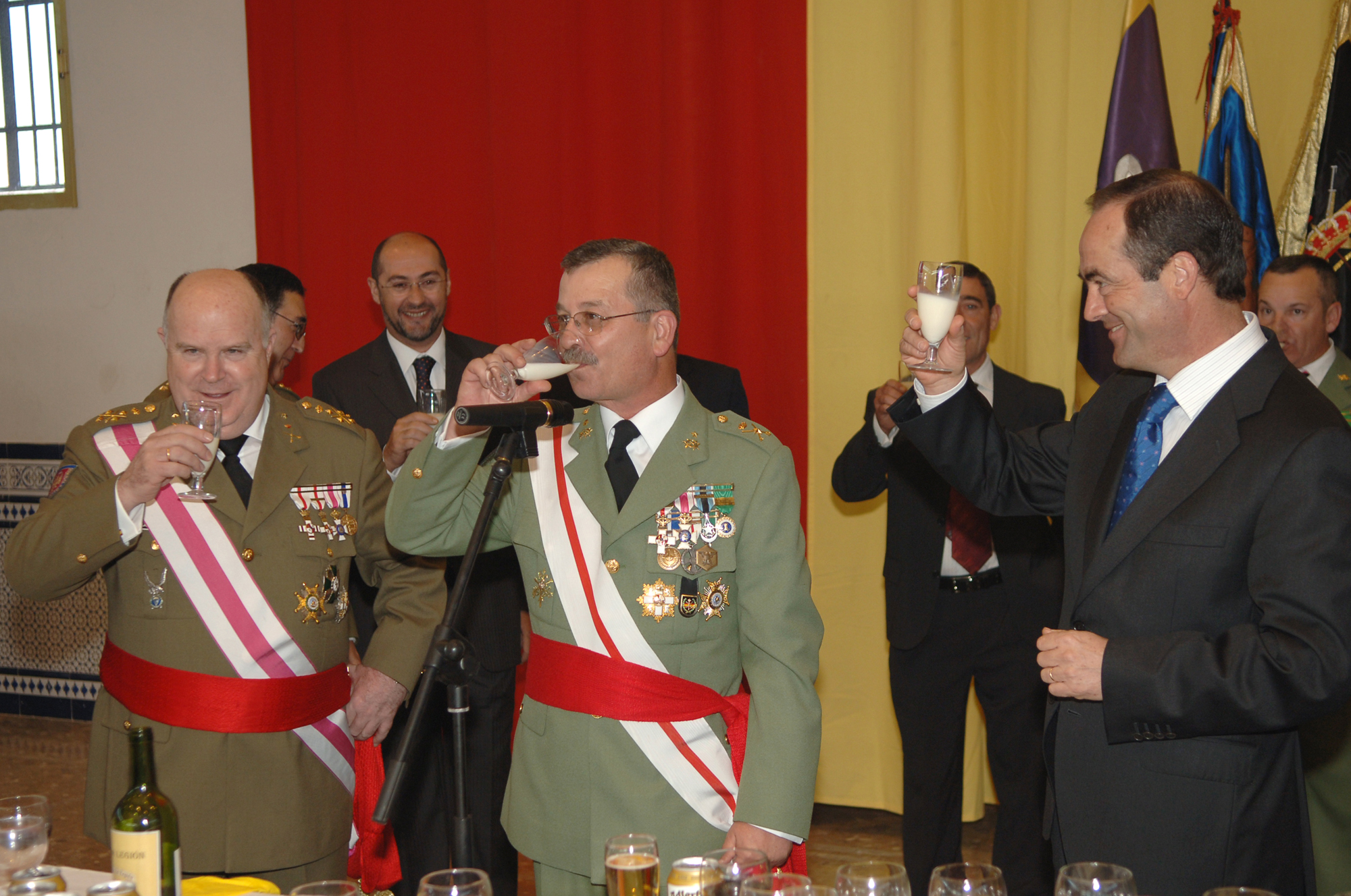 Tradicional brindis legionario con 'leche pantera' - Ministerio Defensa de España