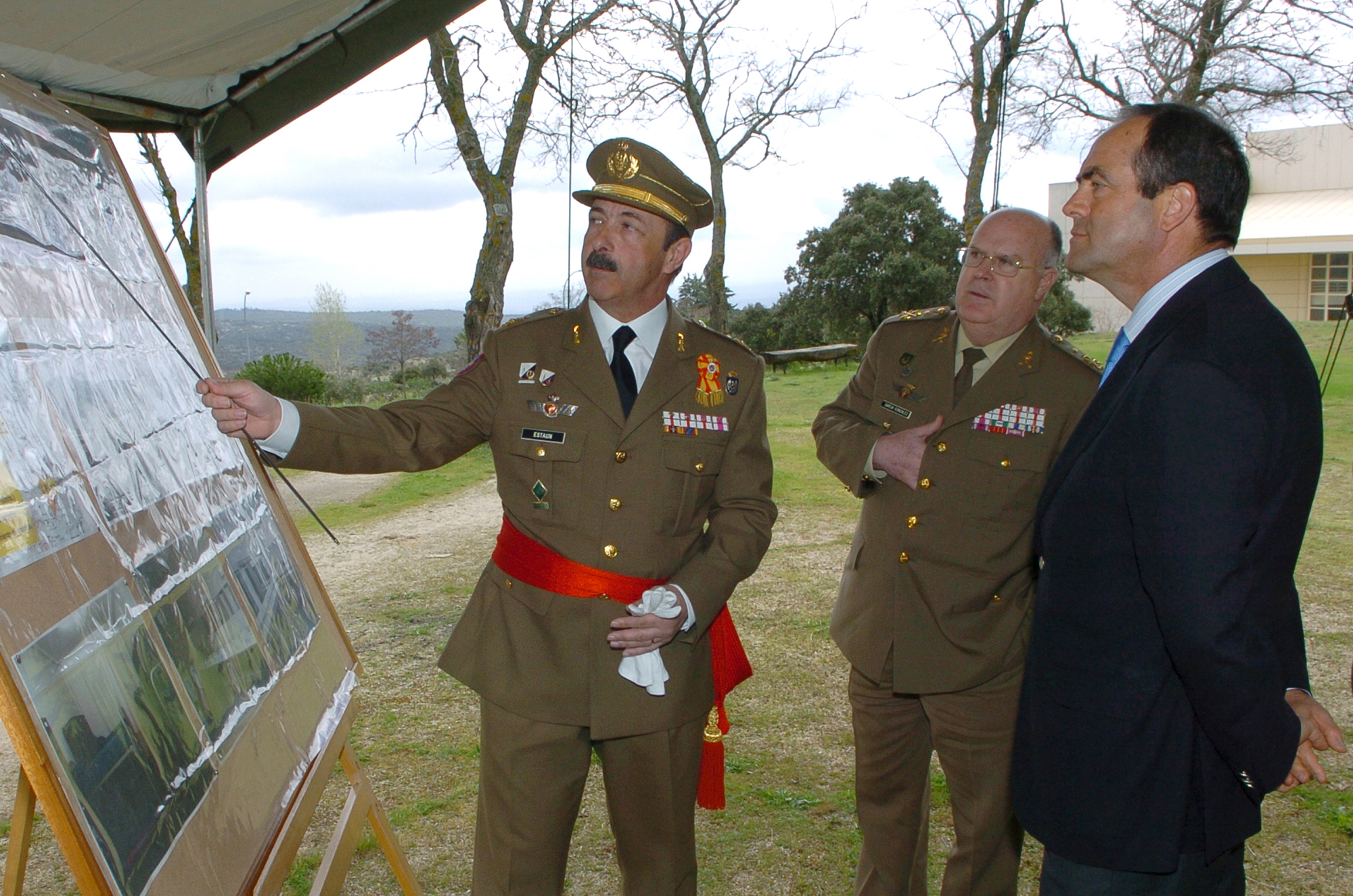 EL MINISTRO DE DEFENSA VISITA LA ACADEMIA DE INGENIEROS DEL EJÉRCITO Y EL CENTRO INTERNACIONAL DE DESMINADO